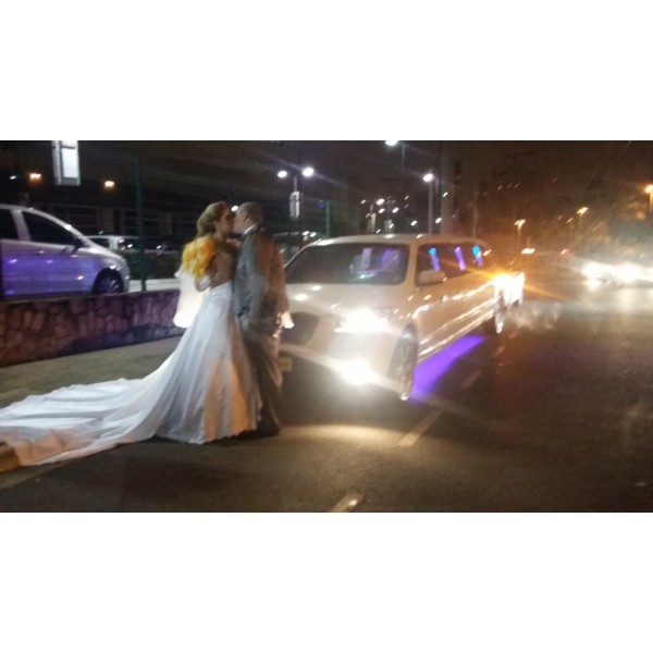 Aluguel de Limousine para Casamento Valor no Horto do Ipê - Limousine para Festa de Casamento