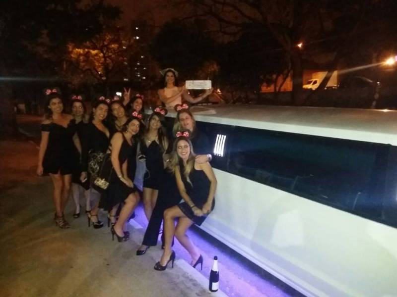 Aluguel de Limousine para Festa Quanto Custa no Jardim Maria Emília - Limousine para Festa em São Bernardo