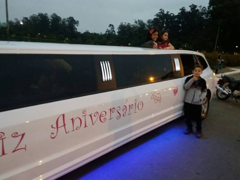 Aluguel de Limousine para Festa SP Preço Onde Encontro em Santa Gertrudes - Festa na Limousine Sp Preço