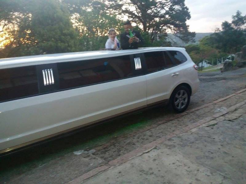 Festa em Limousine em SP na Chácara do Sol - Limousine para Festa em Barueri