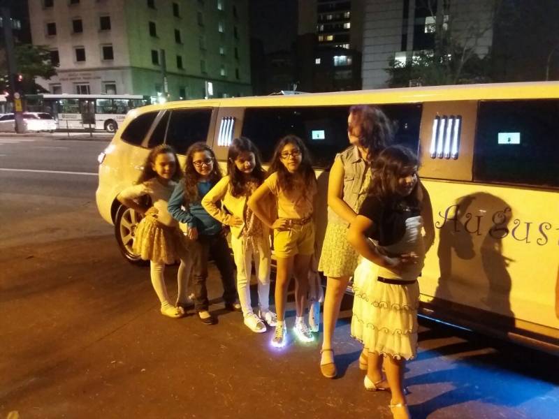 Locação de Limousine Rosa para Festa Infantil na Candelária - Festa na Limousine Sp