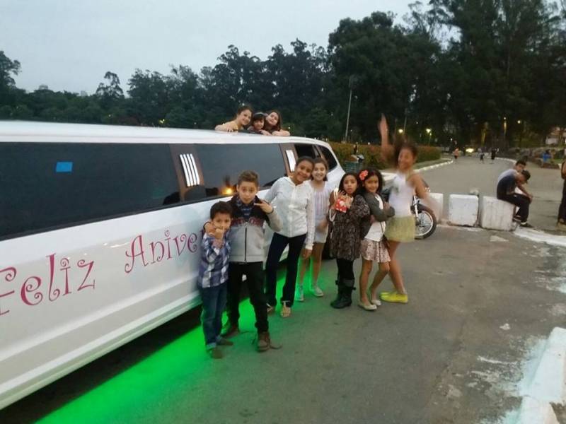 Locação de Limousine Rosa para Festa Infantil no Jardim Marilda - Limousine para Festas e Eventos